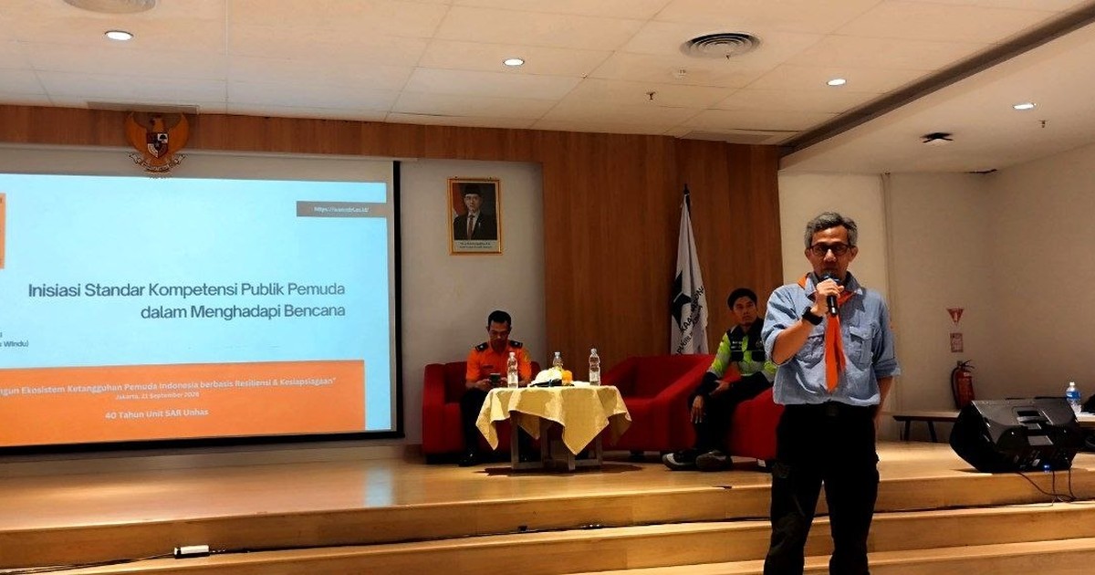 Zulfahmi Ramli of Wanadri presents youth disaster competency standards at the 40th anniversary seminar of SAR Universitas Hasanuddin, Jakarta